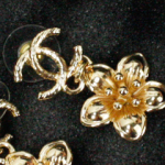 샤넬 귀걸이 CC 플라워