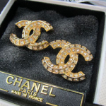 샤넬 귀걸이 cc 금장 신상