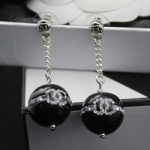 샤넬 큐빅 귀걸이 블랙