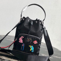 프라다 블랙 나일론 페브릭 에나멜 메탈 아플리케 숄더백 1NH097