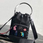 프라다 블랙 나일론 페브릭 에나멜 메탈 아플리케 숄더백 1NH097