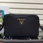프라다 가죽 크로스백 1BH082